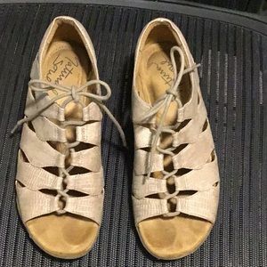 Natural Soul sandals - size 8M